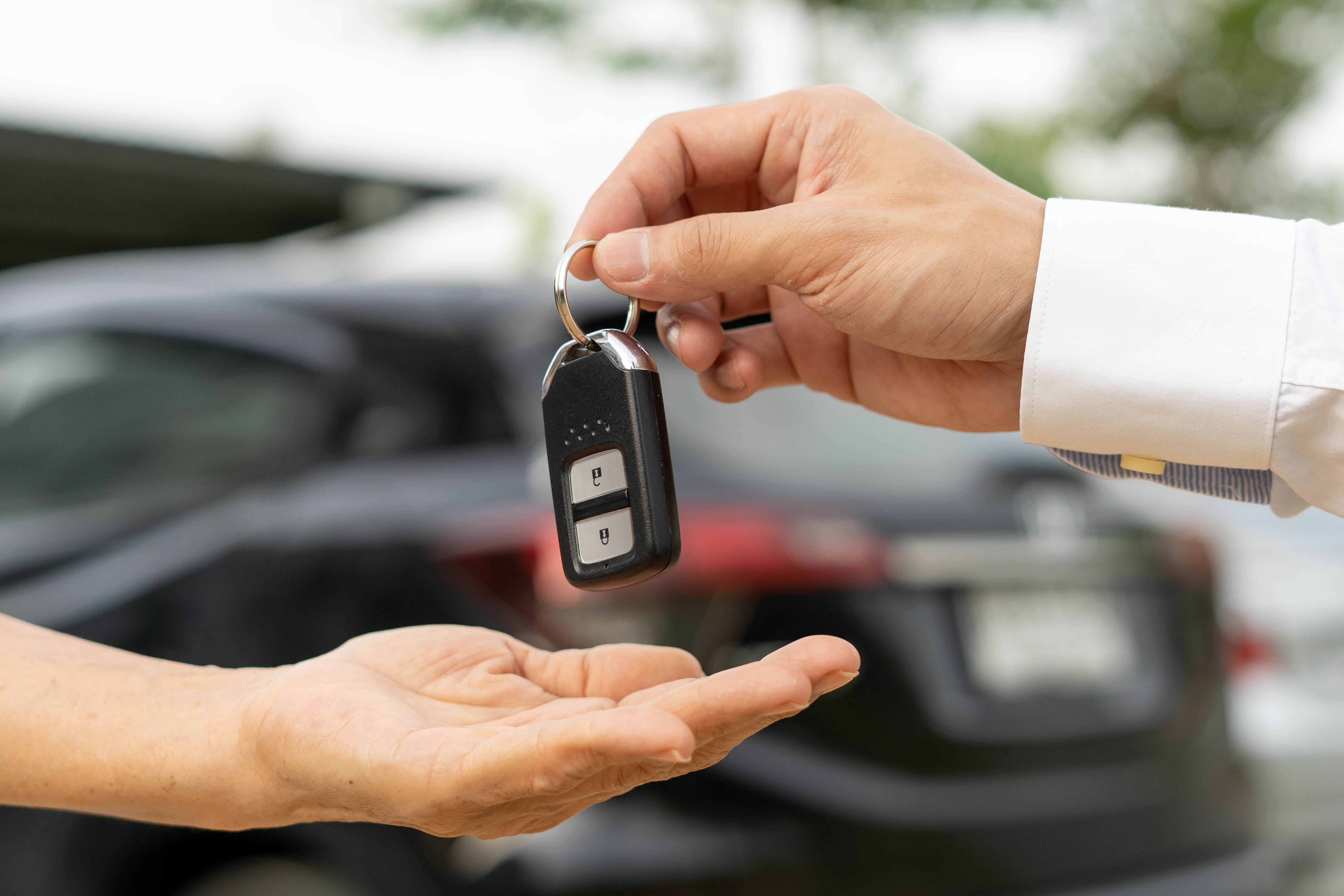 Remise de clés de voiture entre deux personnes