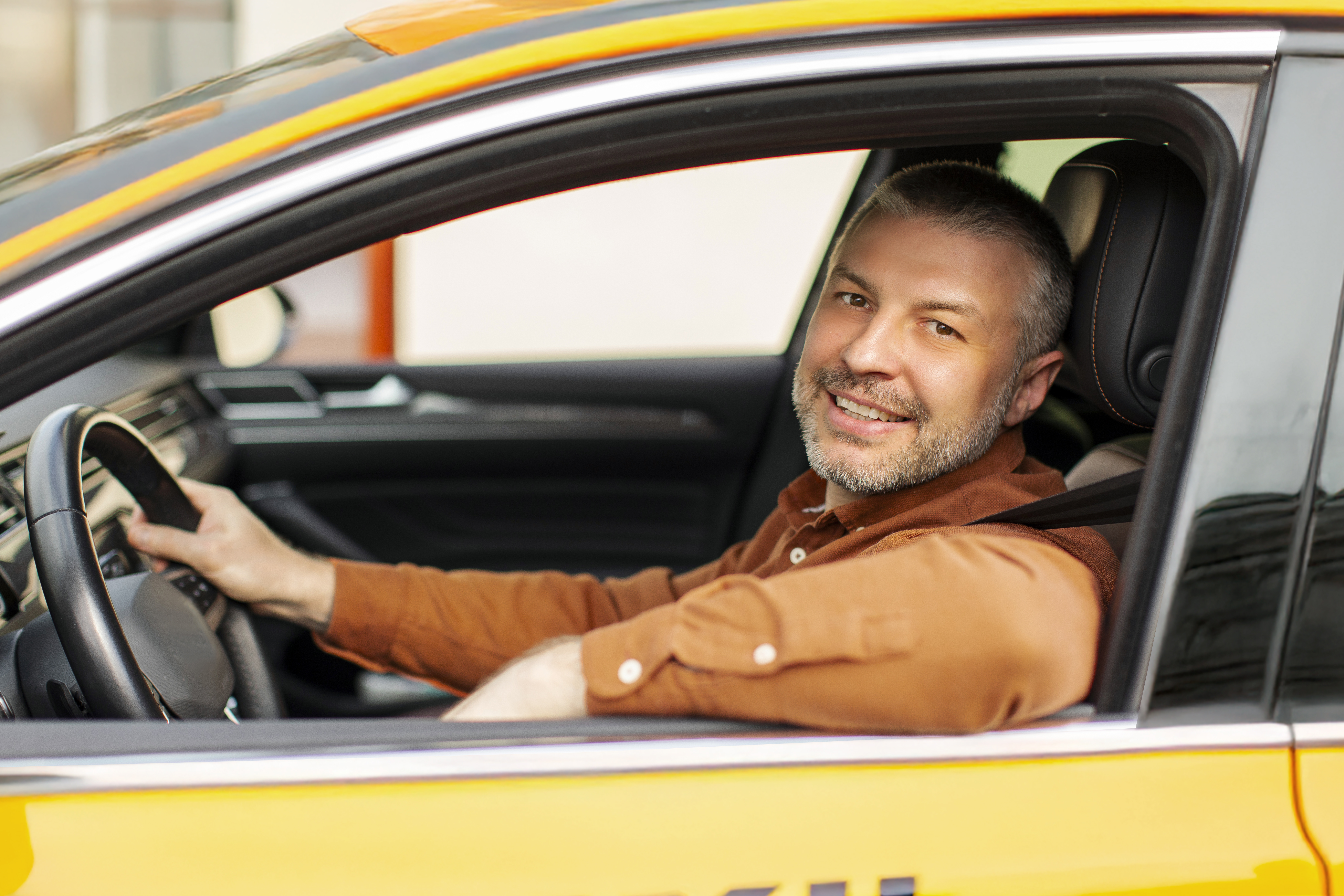 Chauffeur de taxi à son poste de conduite